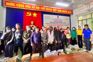 Trao 250 phần quà cho người dân, thiếu nhi xã Khánh Phú