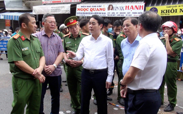 Bí thư Tỉnh ủy và Chủ tịch UBND tỉnh đến hiện trường chỉ đạo khắc phục hậu quả vụ cháy nhà ở Nha Trang