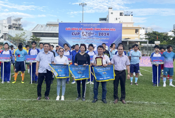 10 đội bóng tranh tài giải bóng đá 7 người tỉnh Khánh Hòa - Cup Tiger 2024