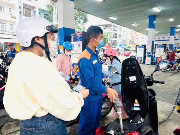 Giá xăng dầu đồng loạt tăng