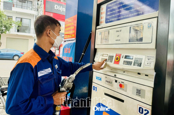 Giá xăng tăng hơn 400 đồng/lít