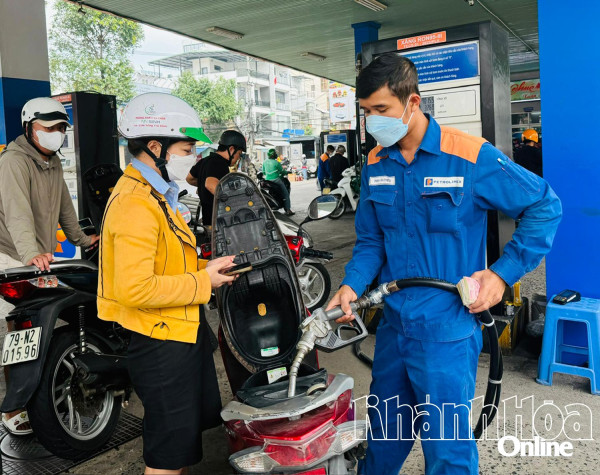Giá xăng tăng nhẹ, giá dầu giảm