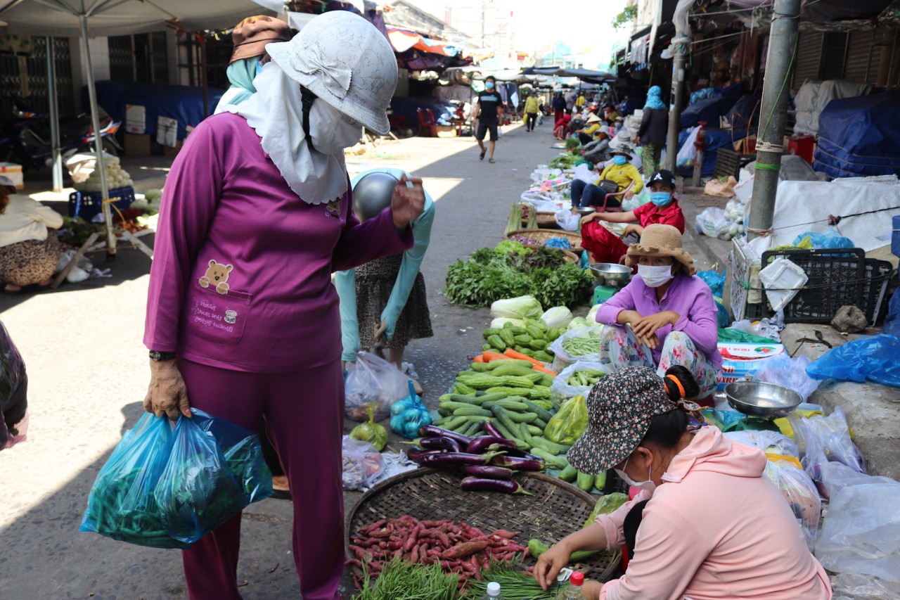 Người dân đi chợ tại chợ Dinh (phường Ninh Hiệp, thị xã Ninh Hòa) ngày 14-7.