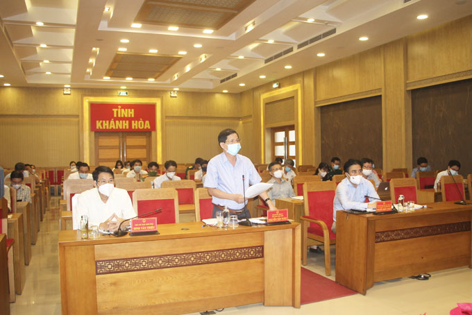 Ông Nguyễn Tấn Tuân chỉ đạo tại cuộc họp.