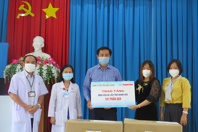Lãnh đạo Báo Khánh Hoà cùng doanh nghiệp trao tặng các phần quà cho Bệnh viện dã chiến đặt tại Bệnh viện Bệnh Da Liễu