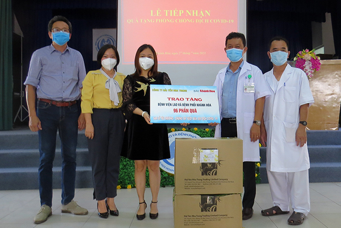 Trao tặng các phần quà cho đội ngũ y, bác sĩ  Bệnh viện Bệnh dã chiến đặt tại Bệnh viện Lao và Bệnh phổi