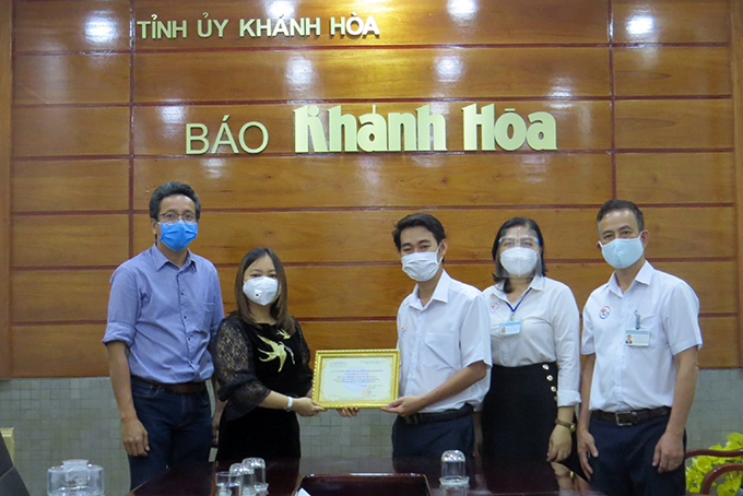 Lãnh đạo Bệnh viện Đa khoa tỉnh Khánh Hòa trao gửi bảng tri ân của Bệnh viện cho Công ty TNHH MTV Thương mại Hải Yến Nha Trang