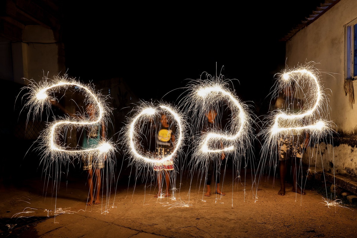 Vẽ số 2022 bằng pháo sáng trong lễ mừng năm mới ở Colombo, Sri Lanka. (Ảnh: EPA)