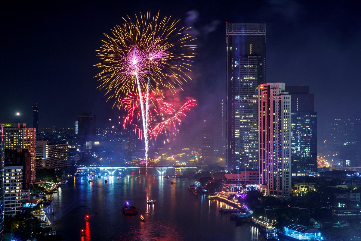 Pháo hoa rực sáng sông Chao Phraya trong lễ đón năm mới ở Bangkok, Thái Lan. (Ảnh: Reuters)
