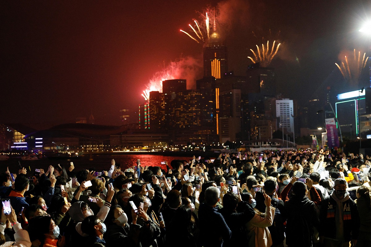 Người dân tập trung ngắm pháo hoa mừng năm mới ở Hồng Kông (Trung Quốc). (Ảnh: Reuters) 