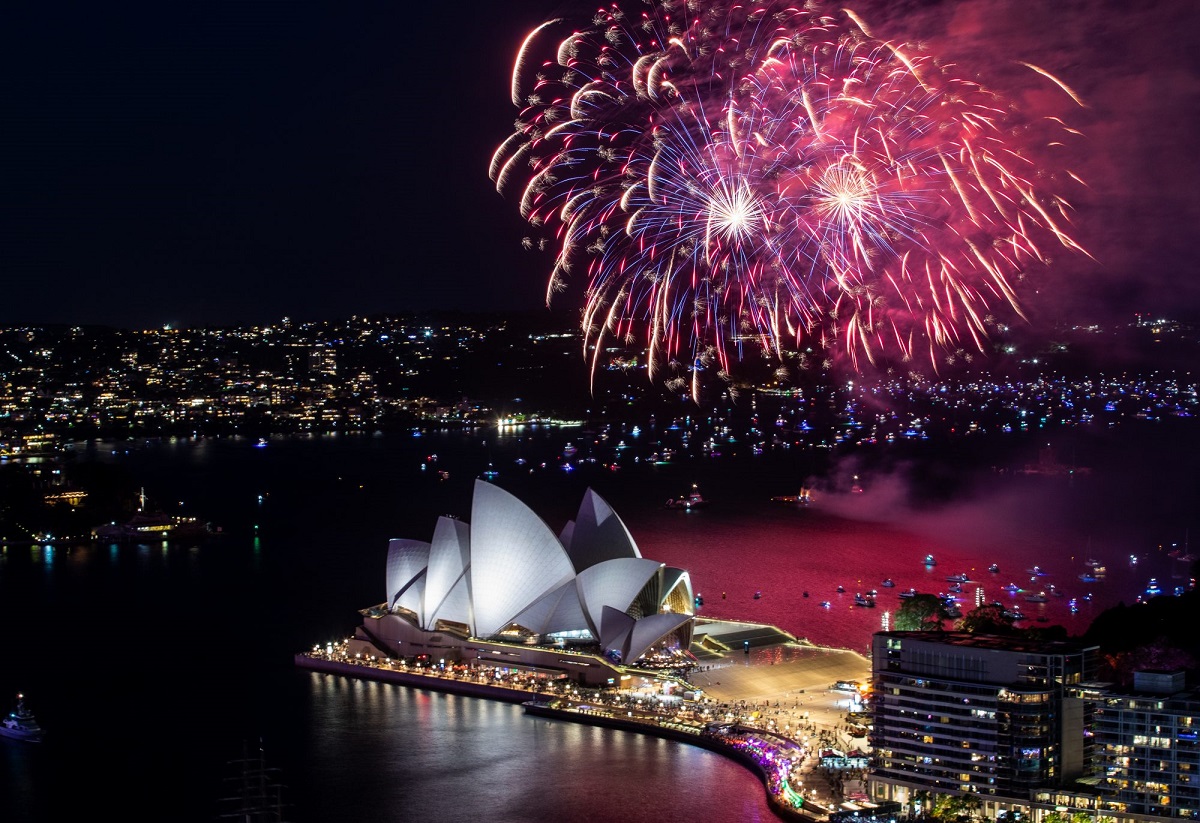 Người dân Sydney được thưởng thức tới 2 màn trình diễn pháo hoa chào năm mới. Vào lúc 21 giờ (15 giờ theo giờ Việt Nam), màn pháo hoa đầu tiên đã thắp sáng bến cảng cạnh Nhà hát Opera Sydney nổi tiếng của thành phố.