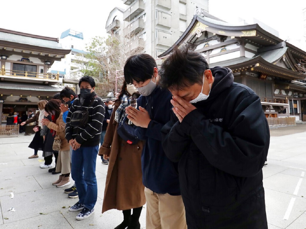 Người dân Nhật Bản cầu nguyện tại đền Yushima Tenji ở Tokyo trước thềm năm mới 2022. (Ảnh: Sky News)