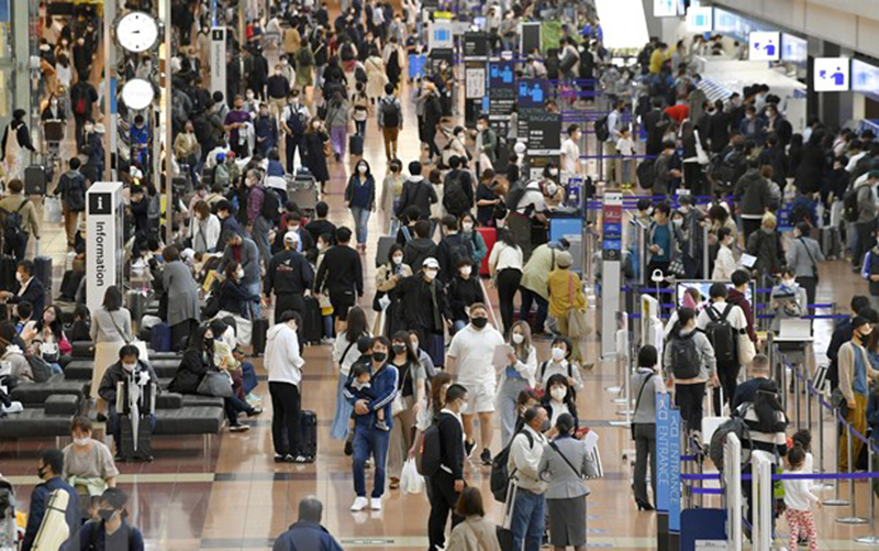 Hành khách tại sân bay Haneda ở thủ đô Tokyo, Nhật Bản. (Ảnh: AFP/TTXVN).