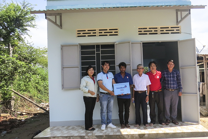 Hội Chữ thập đỏ tỉnh phối hợp trao nhà tình nghĩa cho người dân ở TP. Cam Ranh.