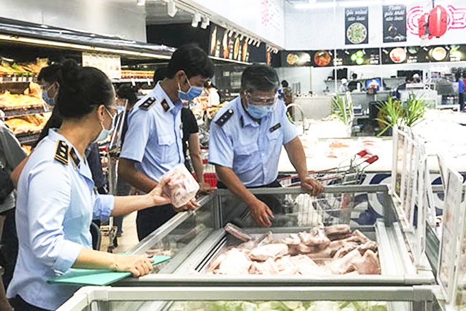 Lực lượng Quản lý thị trường kiểm tra an toàn vệ sinh thực phẩm tại siêu thị. Ảnh minh họa