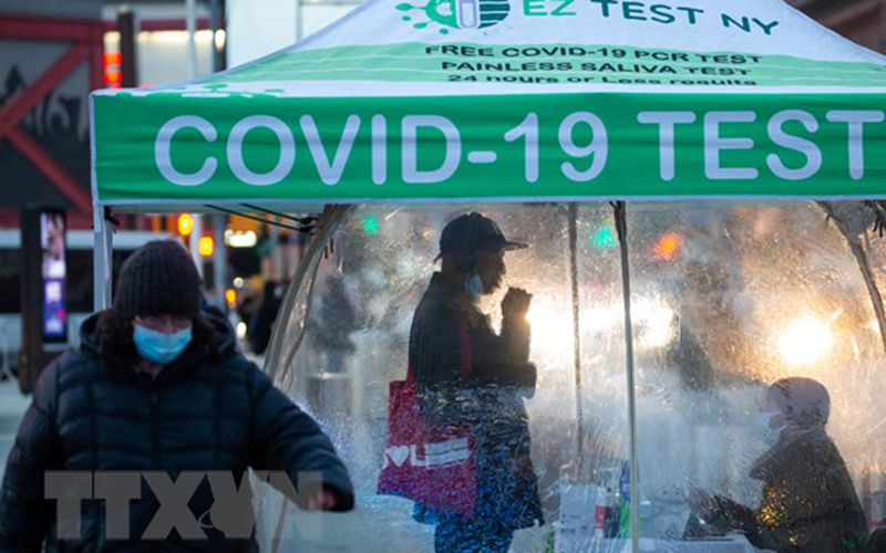 Người dân tự lấy mẫu xét nghiệm Covid-19 tại New York, Mỹ, ngày 17/12/2021. (Ảnh: THX/TTXVN).