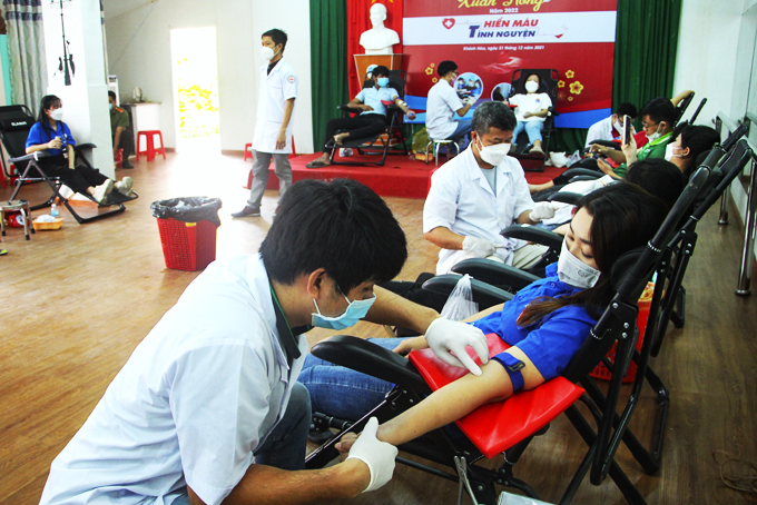Các đoàn viên, thanh niên tham gia hiến máu tình nguyện.