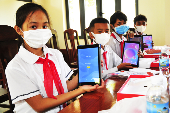 Các học sinh khó khăn của huyện Khánh Sơn được các cấp bộ Đoàn - Hội  hỗ trợ máy tính bảng phục vụ học trực tuyến.