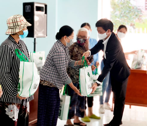 Lãnh đạo Bệnh viện Đa khoa Sài Gòn Nha Trang tặng quà cho người dân.