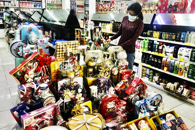 Giỏ quà Tết được gói sẵn tại một cửa hàng trên đường Thái Nguyên, TP. Nha Trang.