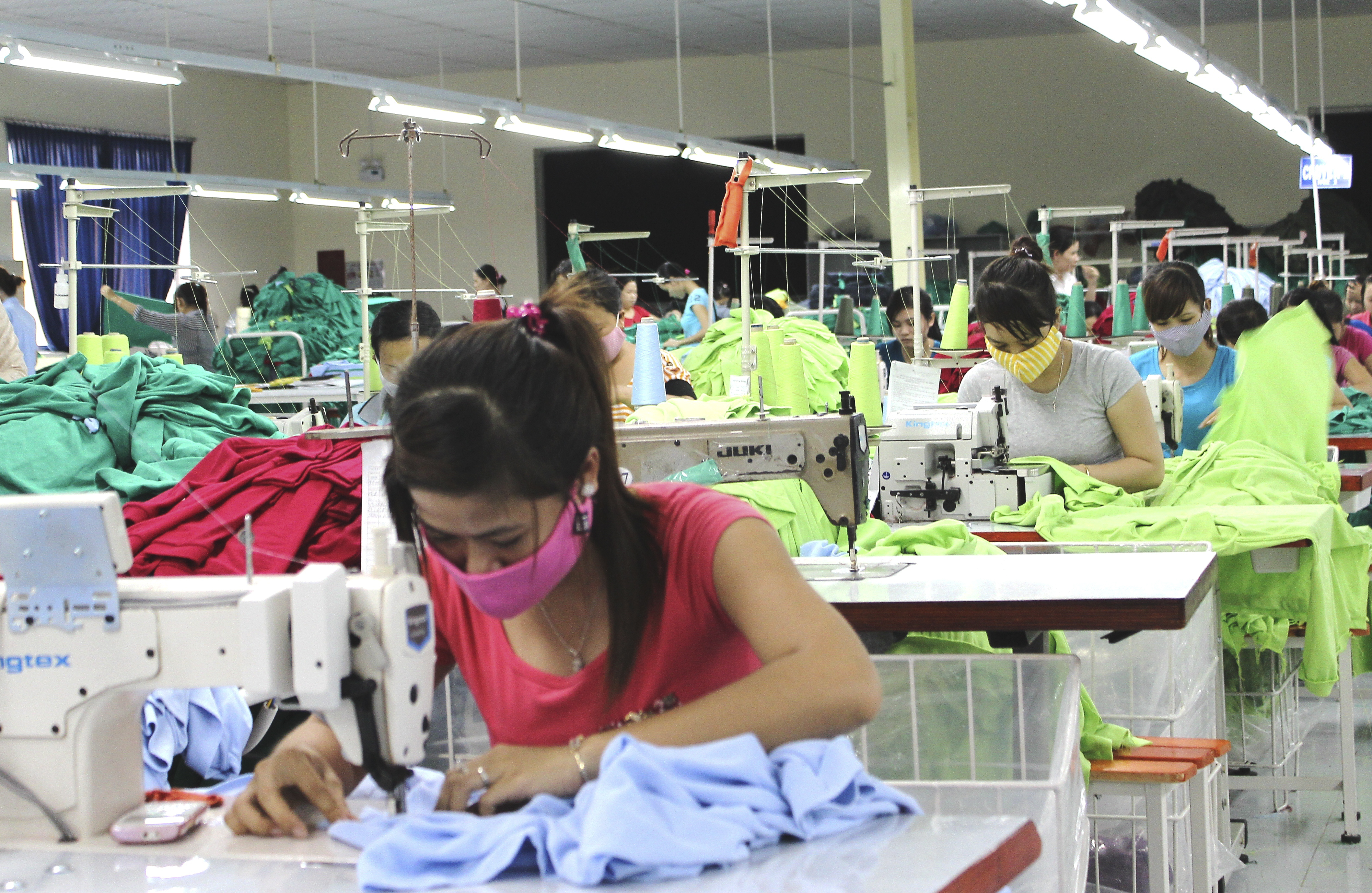 Công nhân Công ty Cổ phần Dệt may Nha Trang trong giờ sản xuất.