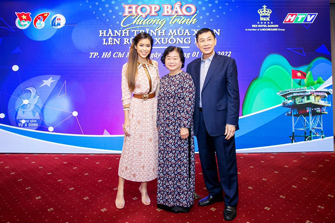 Bà Nguyễn Hồng Thảo Tiên (bìa trái) và ông Johnathan Hạnh Nguyễn chụp ảnh cùng nguyên Phó Chủ tịch Nước Trương Mỹ Hoa
