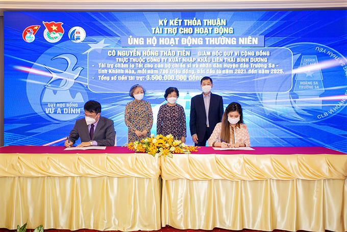 Bà Nguyễn Hồng Thảo Tiên ký hợp đồng tài trợ 3,5 tỷ đồng chăm lo Tết cho cán bộ, chiến sĩ và nhân dân huyện đảo Trường Sa