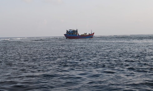 Tàu cá của ngư dân mắc cạn gần đảo Nam Yết.
