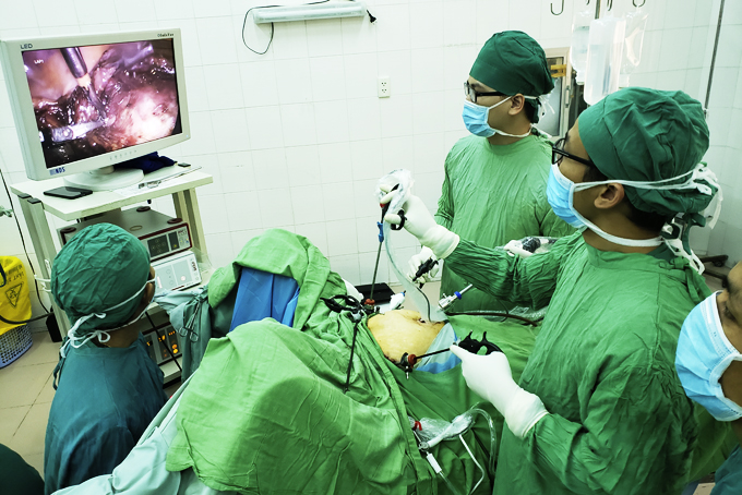 Các bác sĩ Khoa Phụ sản Bệnh viện Đa khoa tỉnh thực hiện ca phẫu thuật nội soi điều trị ung thư cổ tử cung.