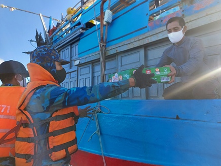 Cán bộ, chiến sĩ đảo Nam Yết hỗ trợ nhu yếu phẩm cho ngư dân.