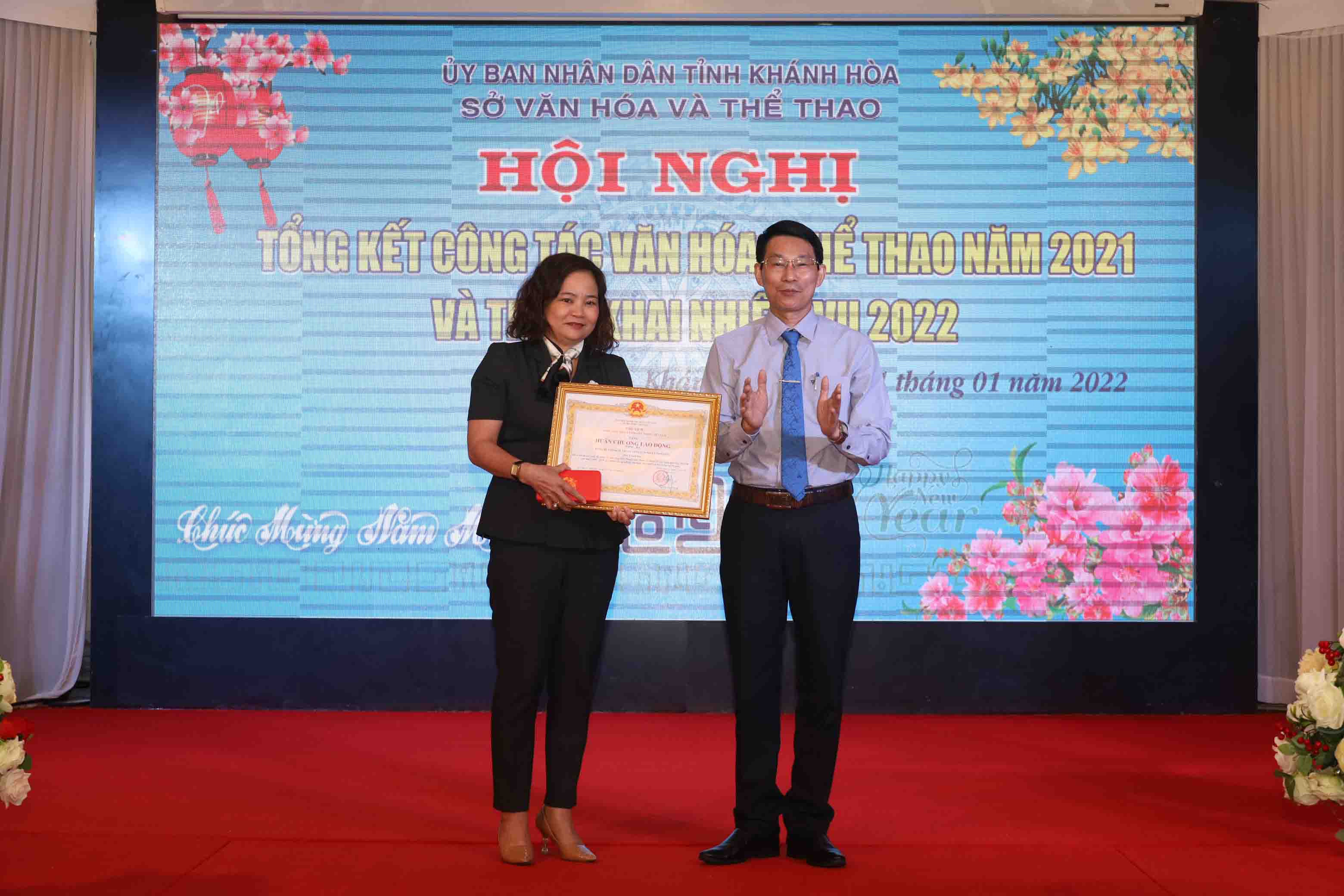 Ông Đinh Văn Thiệu trao Huân chương Lao động hạng Ba cho đại diện thị xã Ninh Hòa. 