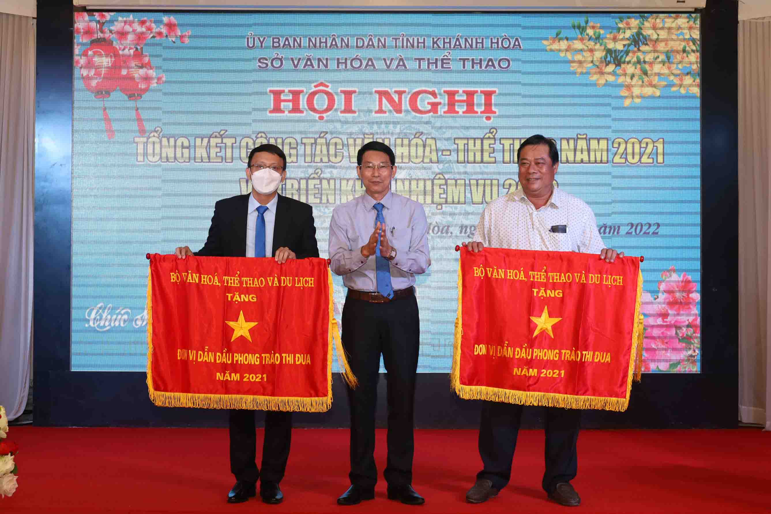 Ông Đinh Văn Thiệu trao cờ thi đua của Bộ Văn hóa, Thể thao và Du lịch cho các tập thể. 