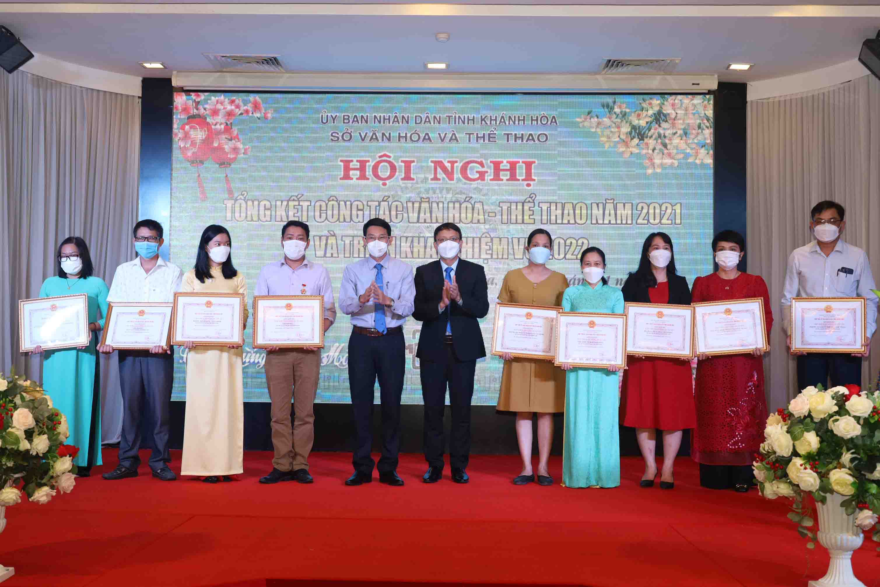 Ông Đinh Văn Thiệu trao bằng khen của UBND tỉnh cho các tập thể có thành tích xuất sắc. 