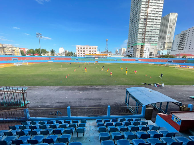 Sân vận động 19-8 Nha Trang đang được sửa chữa
