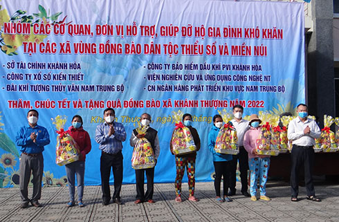 Đại diện các đơn vị trong nhóm tặng quà cho các hộ dân xã Khánh Thượng.