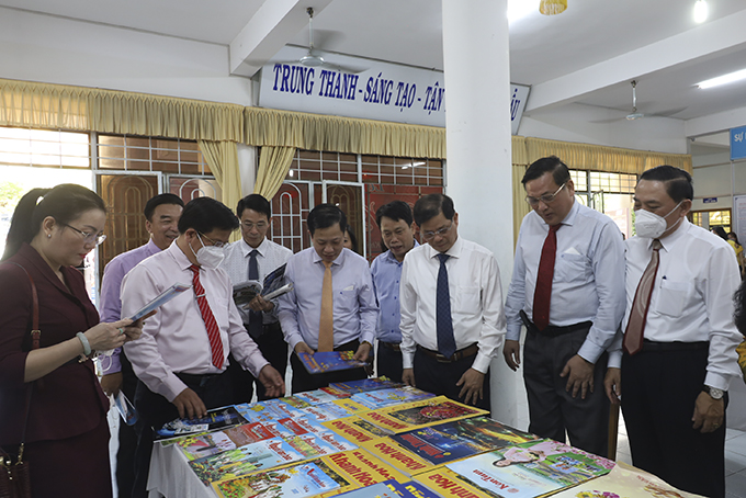 Các vị lãnh đạo tỉnh xem các ấn phẩm giới thiệu tại Hội báo Xuân Nhâm Dần.