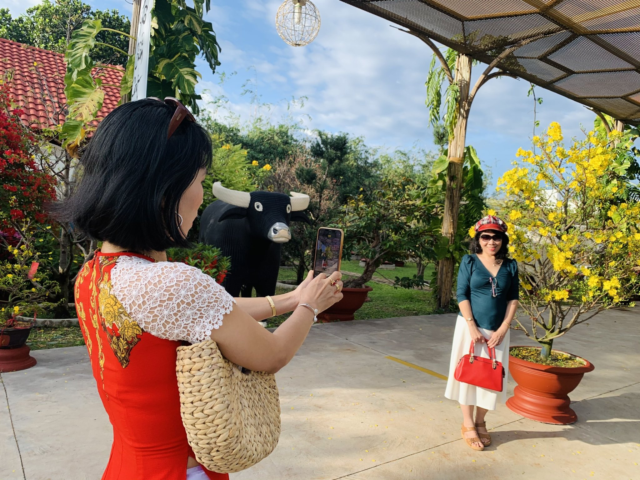 Hai nữ du khách đang chụp ảnh lưu niệm khi đến tham quan Làng nghề Trường Sơn những ngày giáp Tết