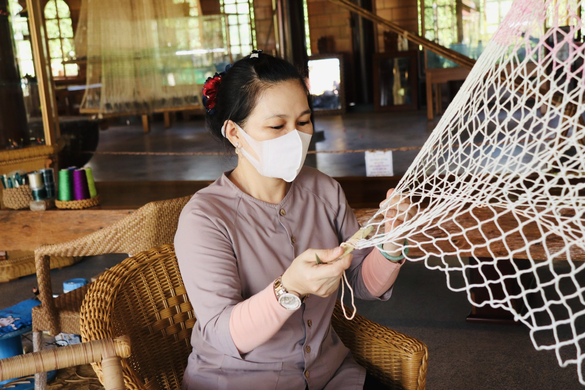 Đan lưới là một trong những nghề thủ công  truyền thống của Nha Trang