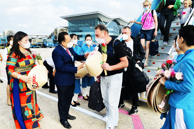 Đoàn khách du lịch Nga đến Khánh Hòa.