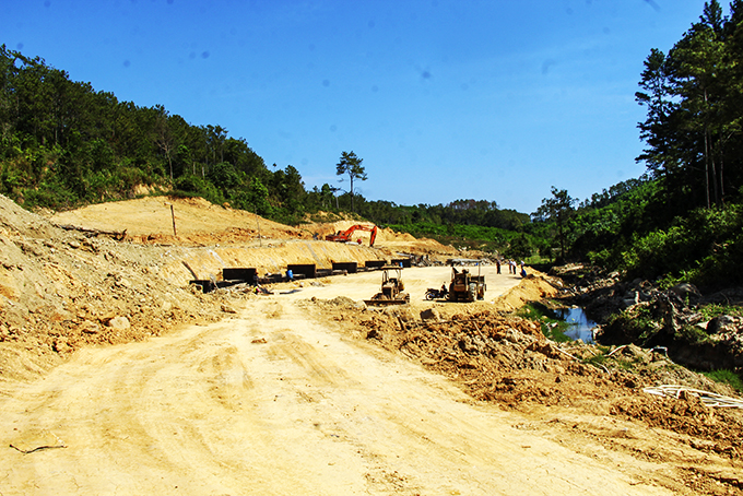 Hồ chứa nước đầu làng Ka Tơ đang được khẩn trương thi công