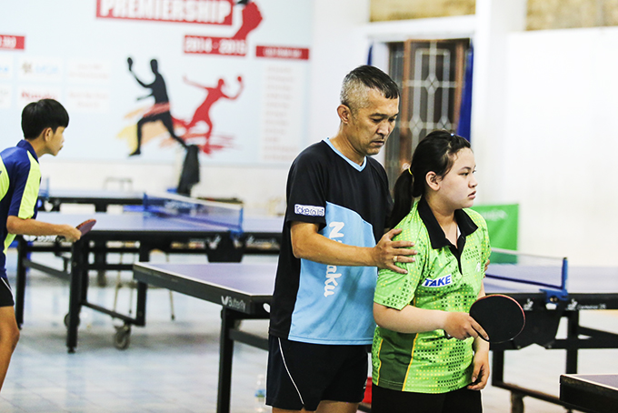 Huấn luyện viên  Đoàn Kiến Quốc hướng dẫn kỹ thuật cho tay vợt trẻ.