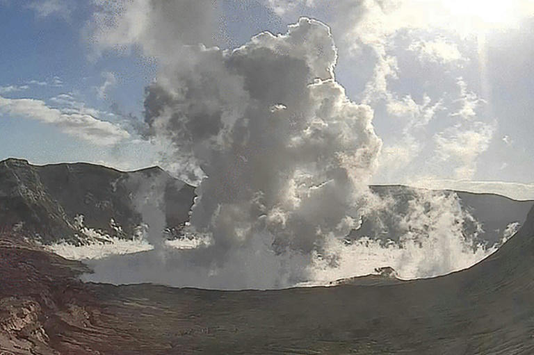 Núi lửa Taal phun trào sáng 26/3. Ảnh: AFP