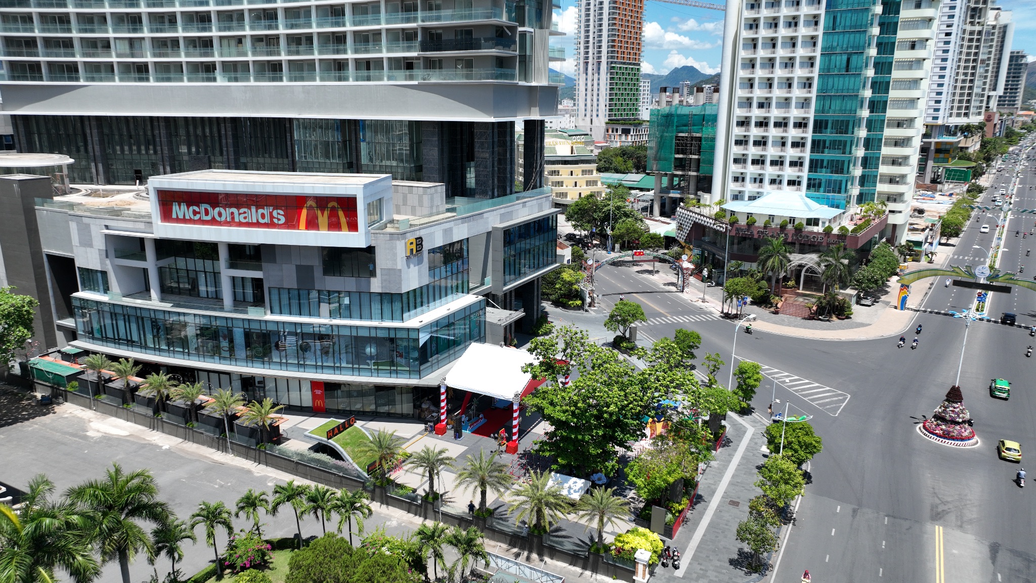 McDonald’s AB Central Square tọa lạc tại tầng trệt tòa nhà AB Tower, 44 Trần Phú