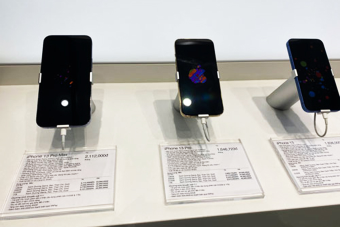 Trước ngày sản phẩm iPhone 13 màu xanh lá chính thức được bán tại Việt Nam, nhiều dòng iPhone khác đều giảm giá đáng kể