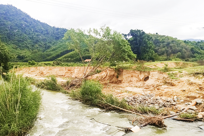 Suối Sông Cầu đoạn qua xã Khánh Phú, huyện Khánh Vĩnh bị sạt lở nghiêm trọng, cần khắc phục ngay.