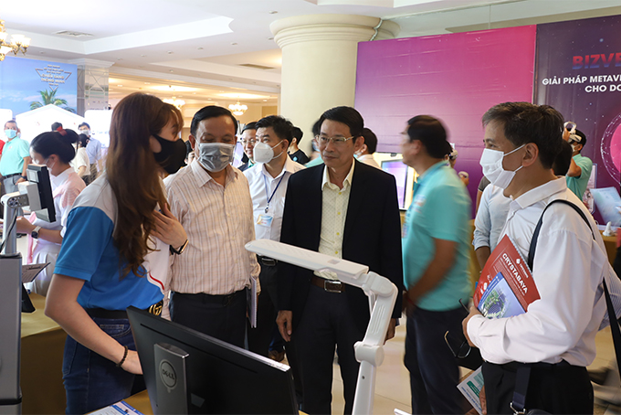 Ông Đinh Văn Thiệu tham quan một số ứng dụng công nghệ phục vụ hoạt động du lịch. 