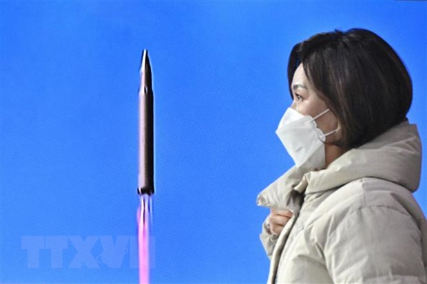 Hình ảnh về vụ phóng vật thể không xác định, dường như là tên lửa đạn đạo, của Triều Tiên, được phát trên truyền hình, tại nhà ga Seoul, Hàn Quốc ngày 24/3/2022. (Ảnh: AFP/TTXVN)