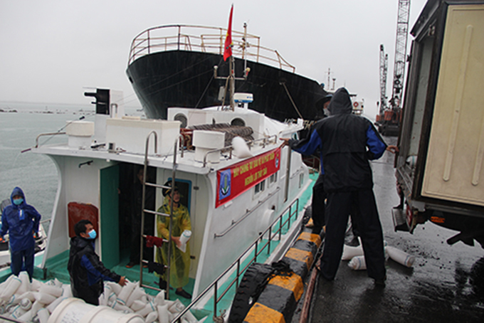 Đưa thủy sản giống lên tàu vận chuyển đến Khu bảo vệ hệ sinh thái biển Rạn Trào để thả