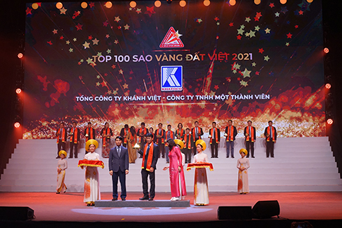 Đại diện Khatoco nhận giải thưởng TOP 100 Sao Vàng Đất Việt Năm 2021
