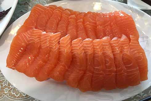 Cá hồi là môt trong những thực phẩm có hàm lượng Omega 3 cao. Ảnh: Hải Anh